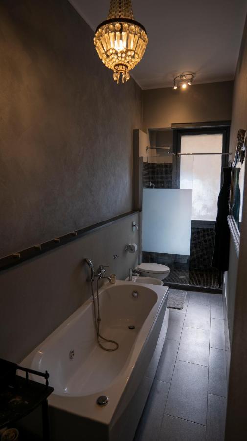 Beautiful Floral Apartment On Navigli ミラノ エクステリア 写真