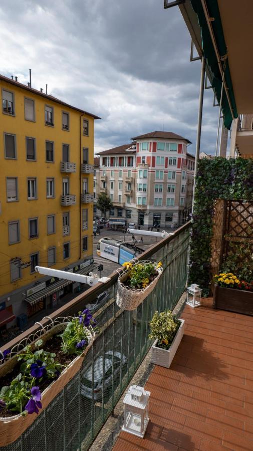 Beautiful Floral Apartment On Navigli ミラノ エクステリア 写真